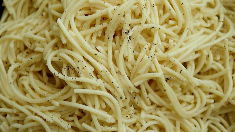 spaghetti noodles with pepper