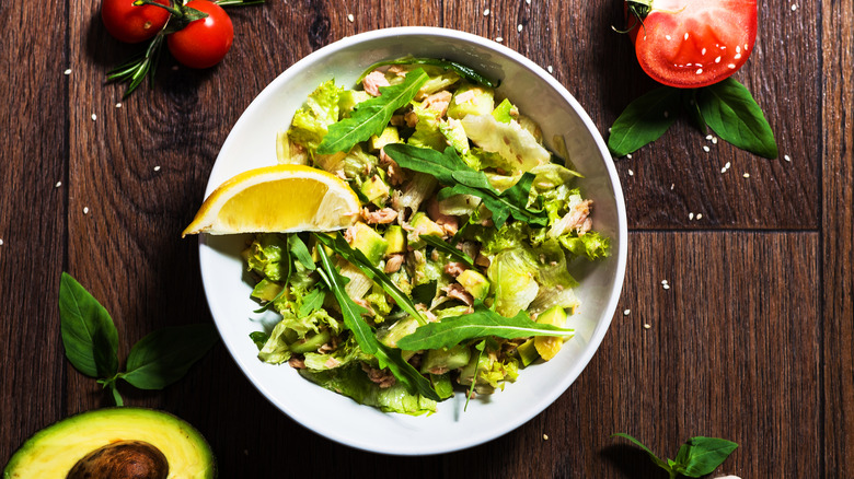 Tuna arugula avocado salad