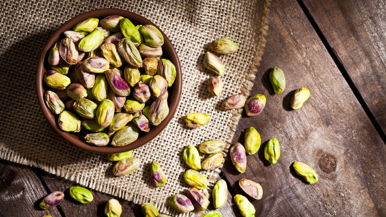 A bowl of pistachios