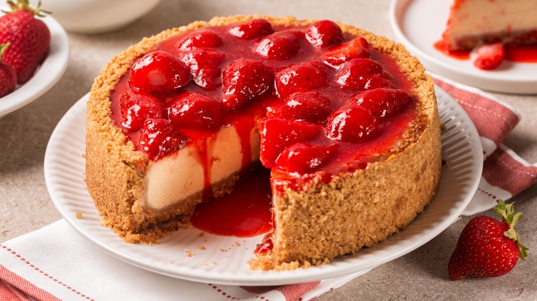 Baked cheesecake topped with strawberries