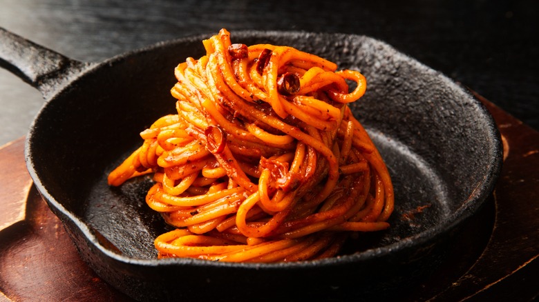 spaghetti all'assassina in a cast iron skillet