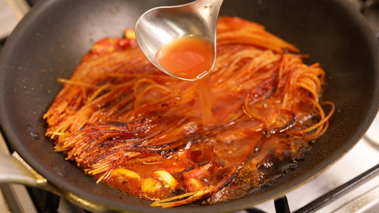 a batch of spaghetti all'assassina cooking in a pan