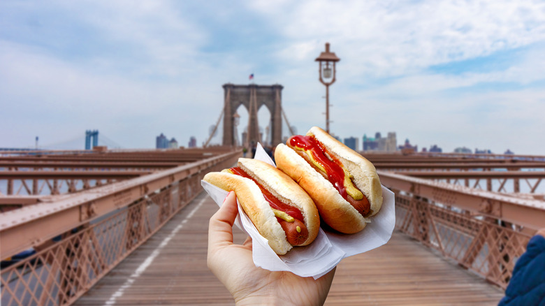 hot dogs on Brooklyn Bridge