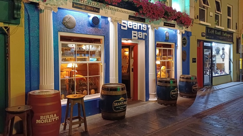 Exterior of Sean's Bar at night