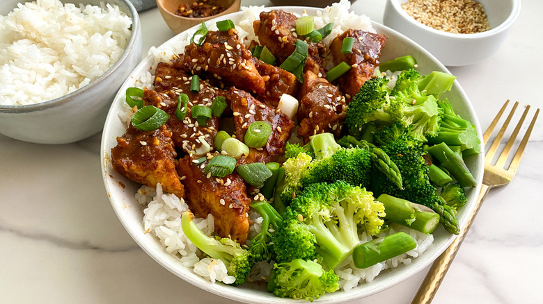 tempeh bowl with rice and broccoli