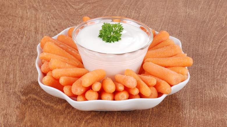 baby carrots with bowl of dip