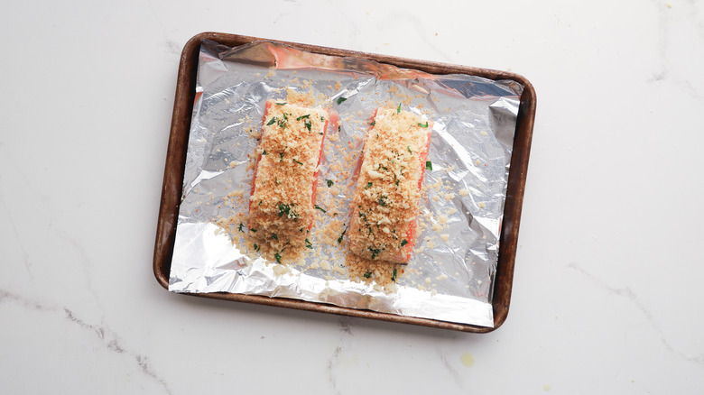 Unbaked salmon with breadcrumbs