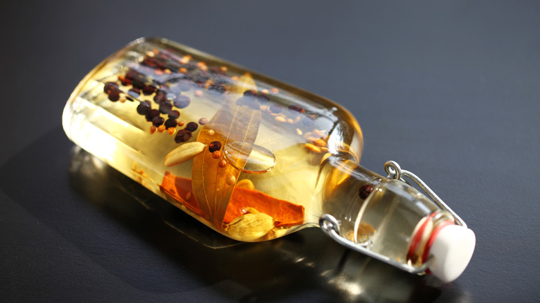 Infusing spirit in glass bottle