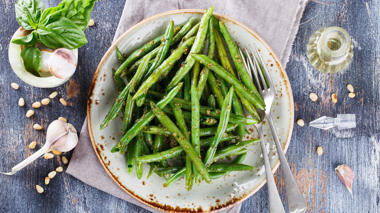 plate of green beans