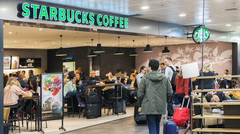 Starbucks in airport full with travelers