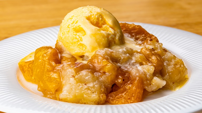 peach cobbler with ice cream