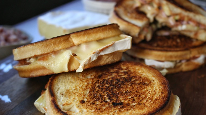 brie grilled cheese sandwiches