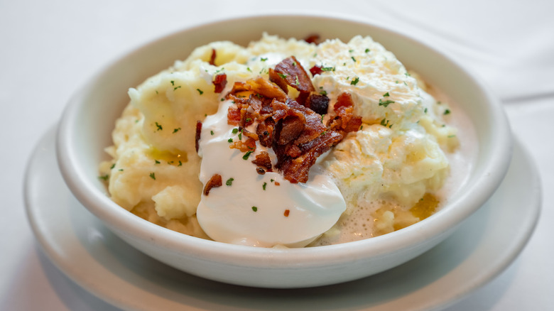 bowl of mashed potatoes