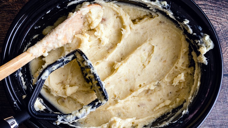 mashed potatoes in a slow cooker