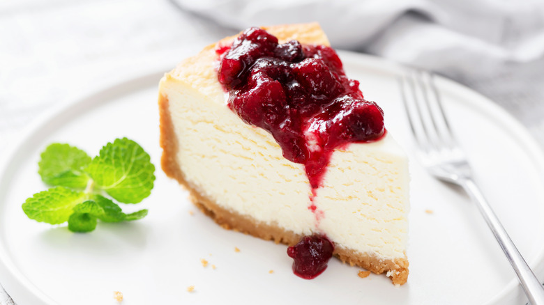 Cheesecake with raspberries