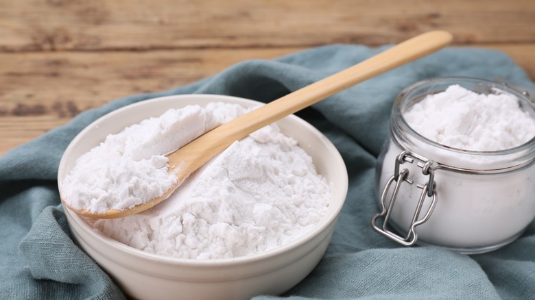 bowl, jar and spoon of cornstarch