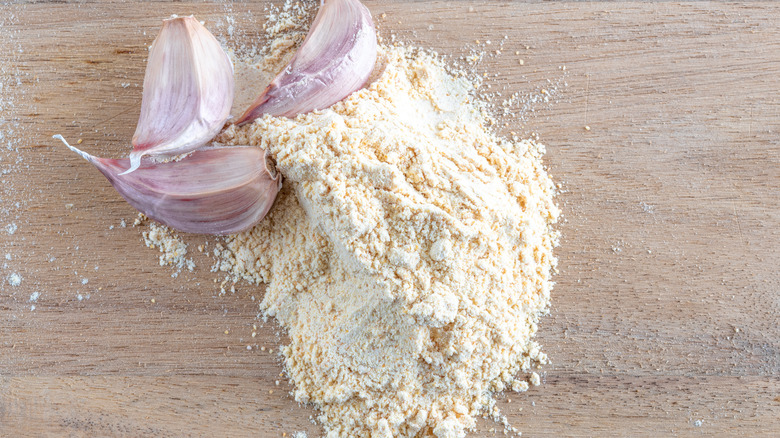 garlic cloves and powder