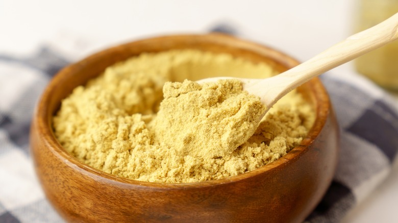 spoon of mustard powder