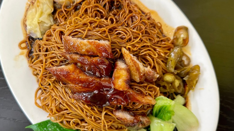 Platter of Singaporean wonton mee with roast pork