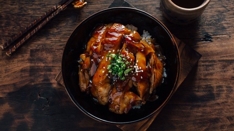 Chicken on rice with teriyaki sauce