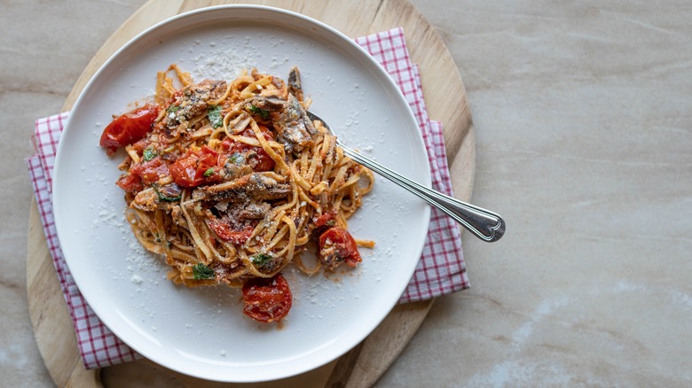 Pasta with sardines and tomatoes