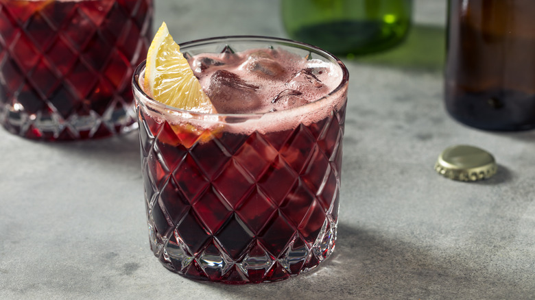 Kalimotxo cocktail with lemon wedge