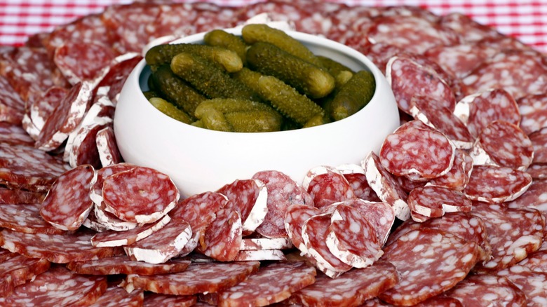 Saucisson slices and pickles