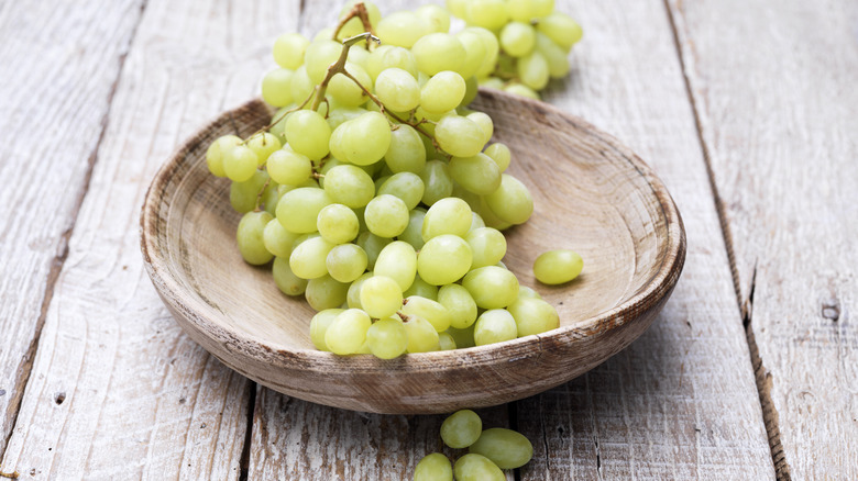 bowl of green grapes