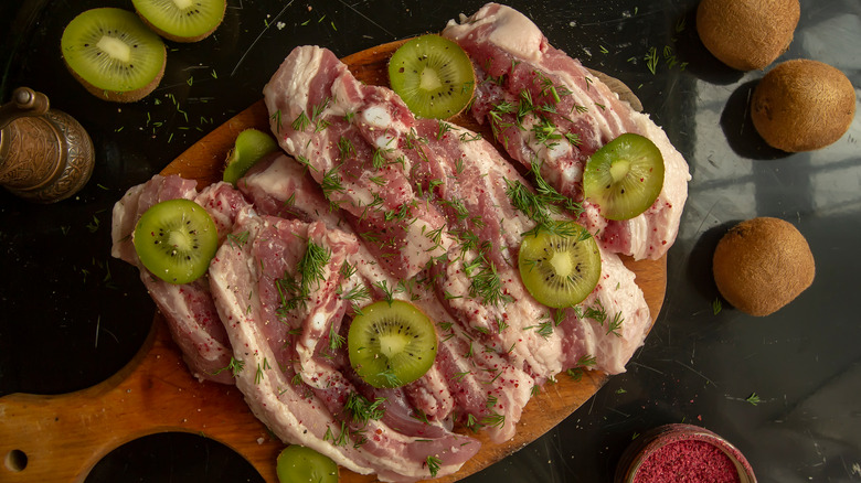 Meat marinating with kiwi