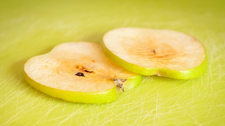 Browned green apple slices