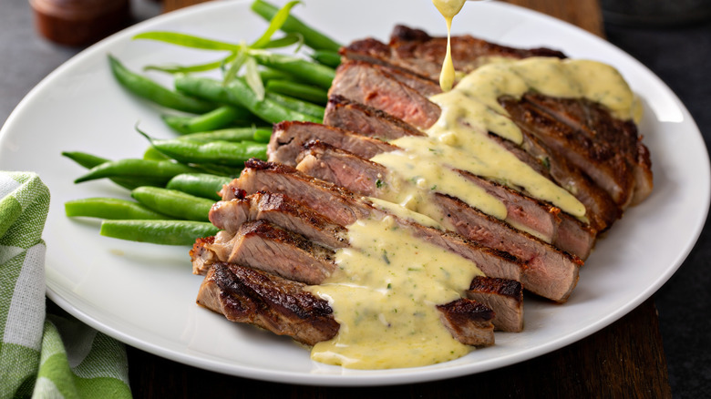 Slices of steak with bearnaise sauce