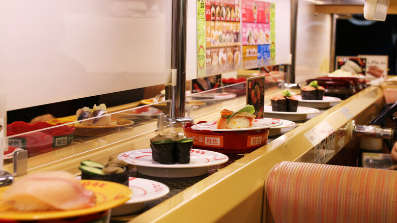 sushi plates on conveyor belt