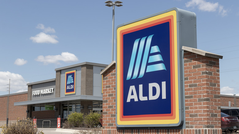 Aldi sign and sotrefront