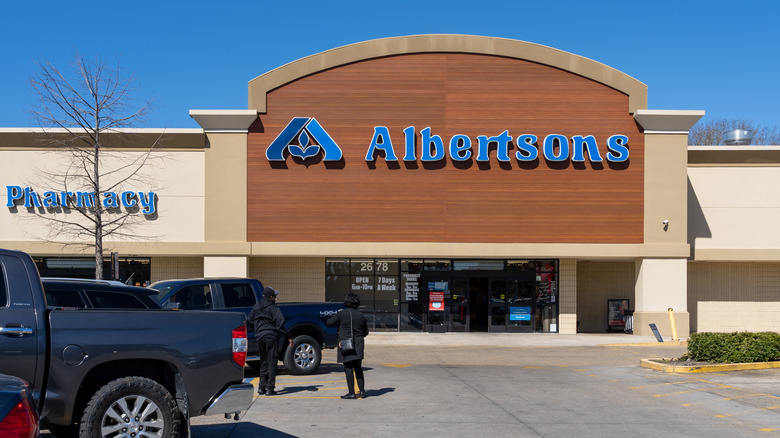 Exterior image of Albertsons grocery store