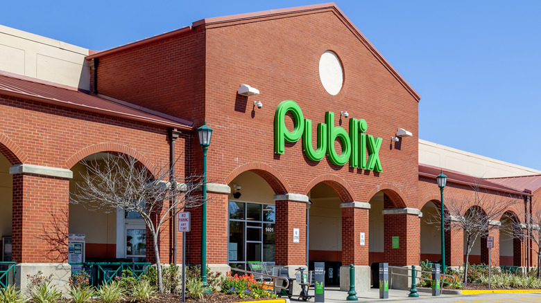 Exterior image of Publix grocery store