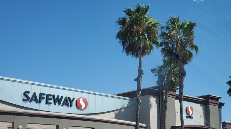 Exterior image of Safeway grocery store
