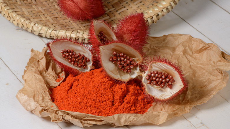 Annatto powder with annatto pods and seeds