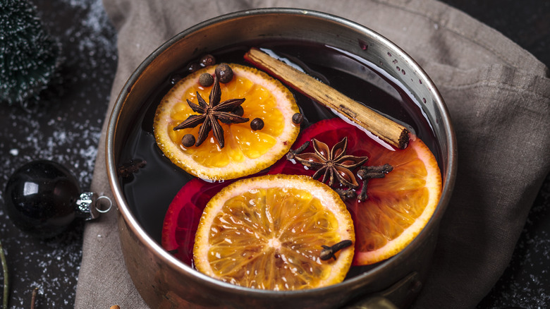 mulled wine pot with citrus and allspice