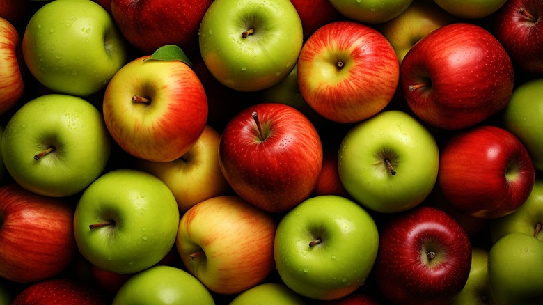 various apples in a pile