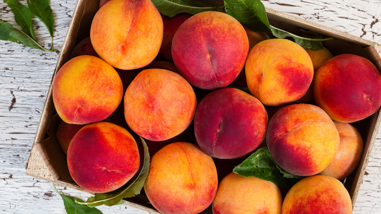 A crate of ripe peaches