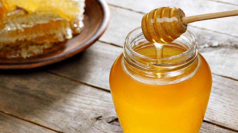 Honey in a jar with a drizzler 
