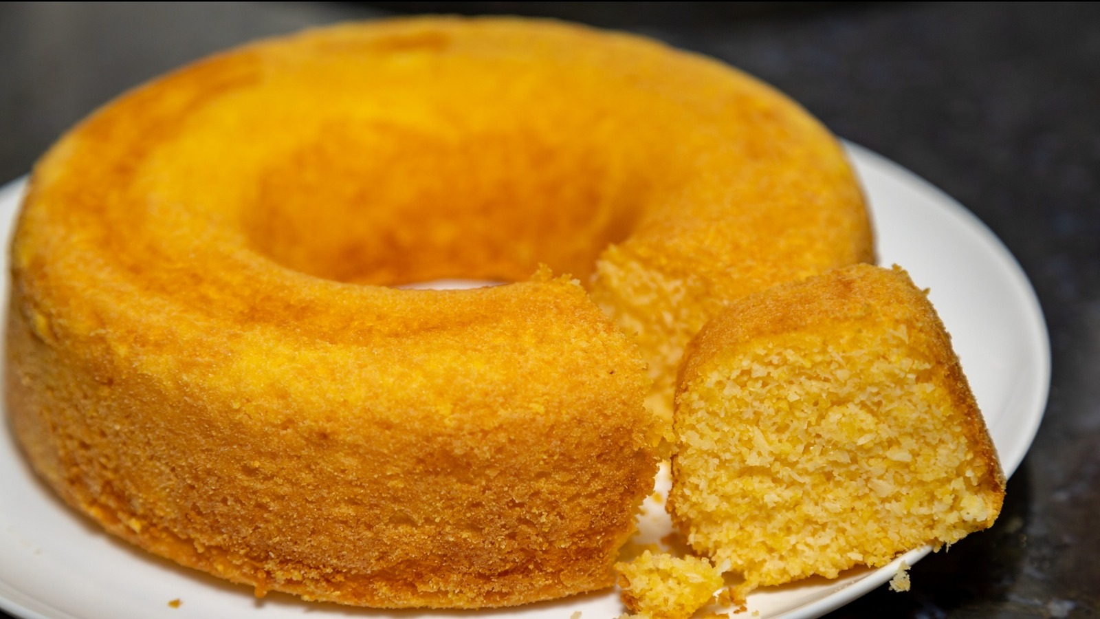 What's the Difference Between Bundt Pans, Sponge Cake Pans, and