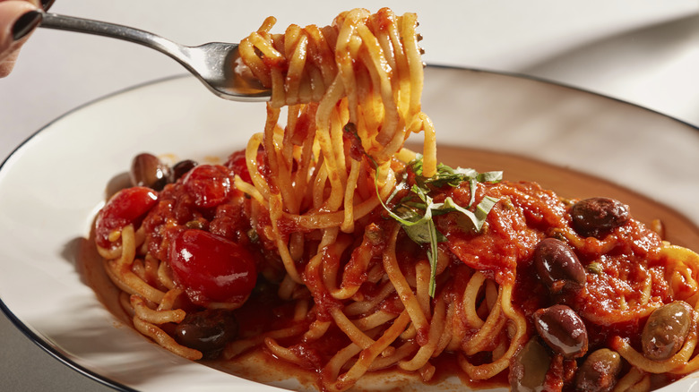 spaghetti with tomato and olive sauce