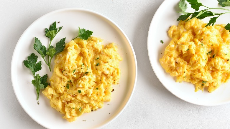 Scrambled eggs with parsley and chives