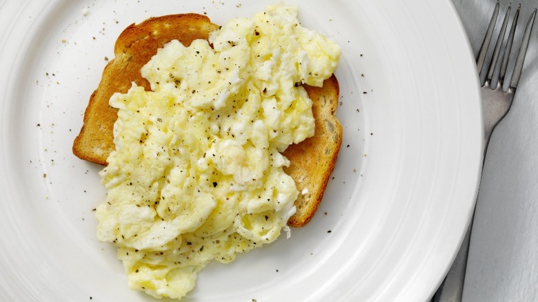 Scrambled eggs on toast