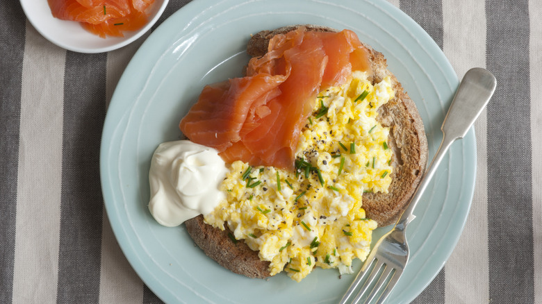 Scrambled eggs with creme fraiche and smoked salmon