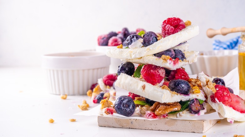 Frozen yogurt bark with berries