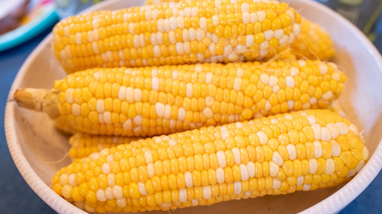 Corn on the cob in serving bowl