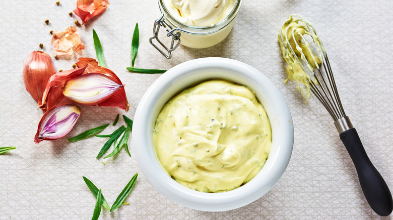 Béarnaise sauce with tarragon and shallots