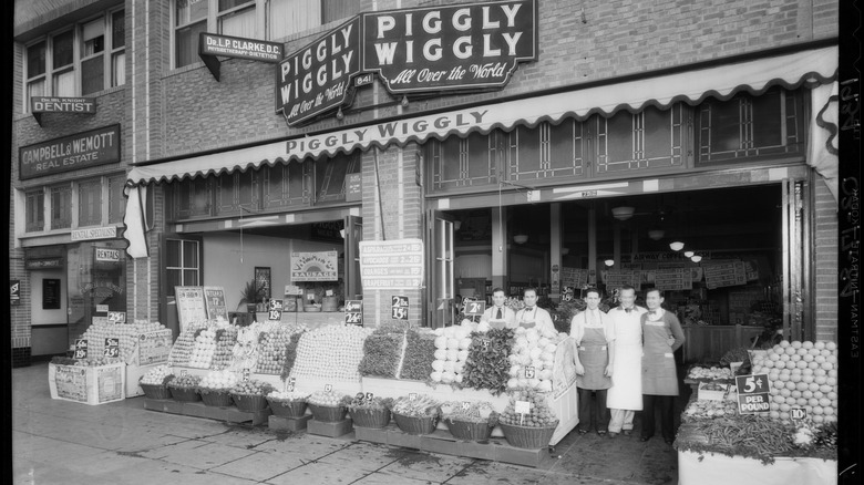 Workers standing outside first Piggly Wiggly